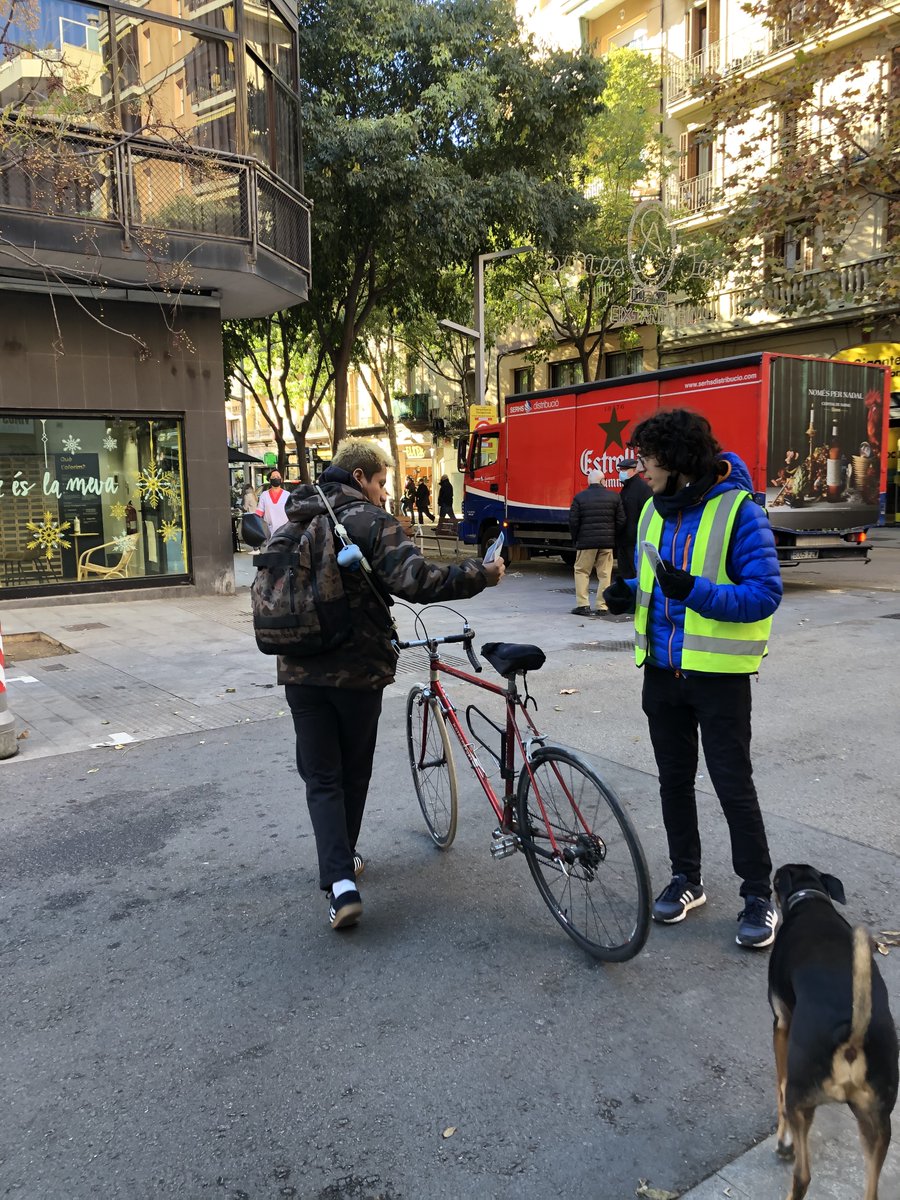 bacc_cat's tweet photo. Una jornada més de la campanya #Bcivisme al districte @BCN_SantAndreu, on recordem la importància del #respectalabici i la #bicibcn. ❤
Continuem pedalant per uns carrers més segurs 🤝 Gràcies! https://t.co/7TkNroIBDu