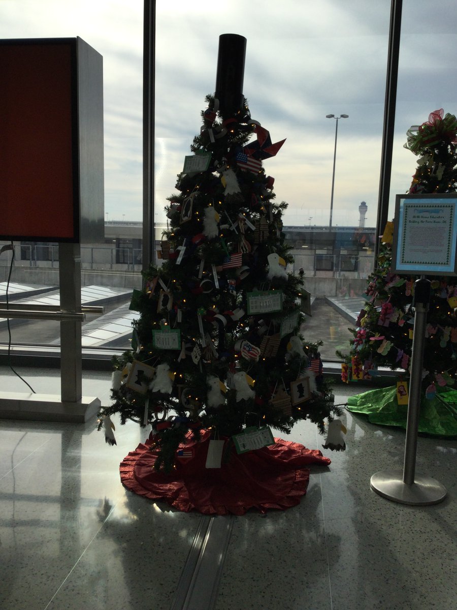 IAD_Ambassadors's tweet photo. Only 1 🎄left to decorate @Dulles_Airport !  The JBAB Home Educators worked like busy little 🐝🐝to give us a very #cool #PresidentsDay tree...complete with a stovepipe hat!  (Note...the trees have been moved to a new location so more people can see them)! https://t.co/rCh80RGY5U