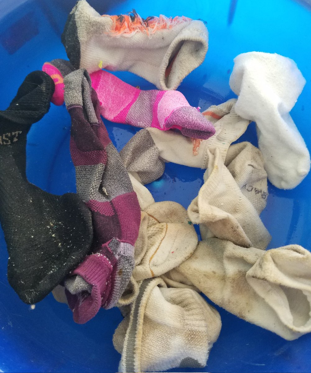 MeliSMarchand's tweet photo. 😱 All the socks the washing machine had in her belly https://t.co/ZIv7zmvSEf