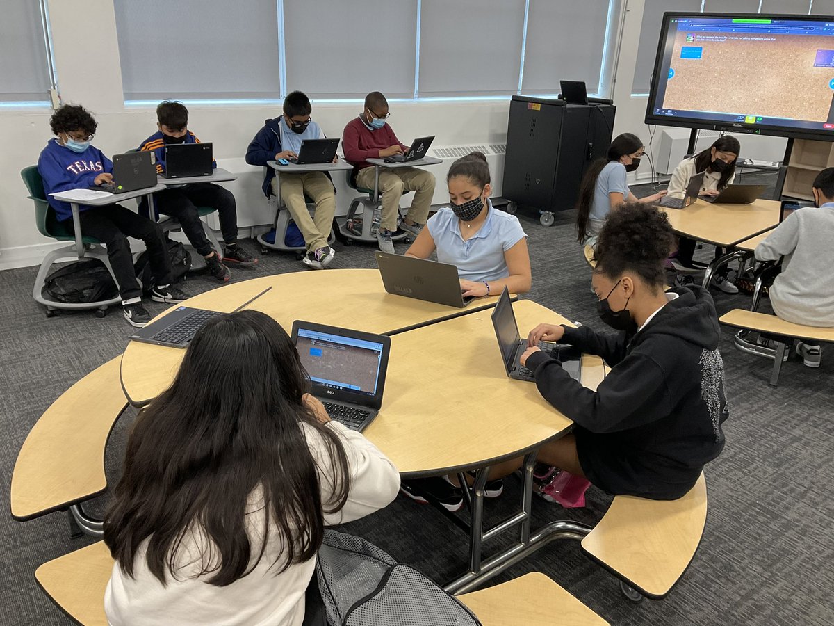 MsLibLady1876's tweet photo. Thank you @PDL_DallasISD for the #appyday sessions and helping our students understand social media. We learned a lot about the positives and negatives #FalconLibrary @DISD_Libraries @MarshallforDISD @DISDREO @BFMSFalcons @DallasISDMedia @THuittDISD https://t.co/RmYqiPt8C6