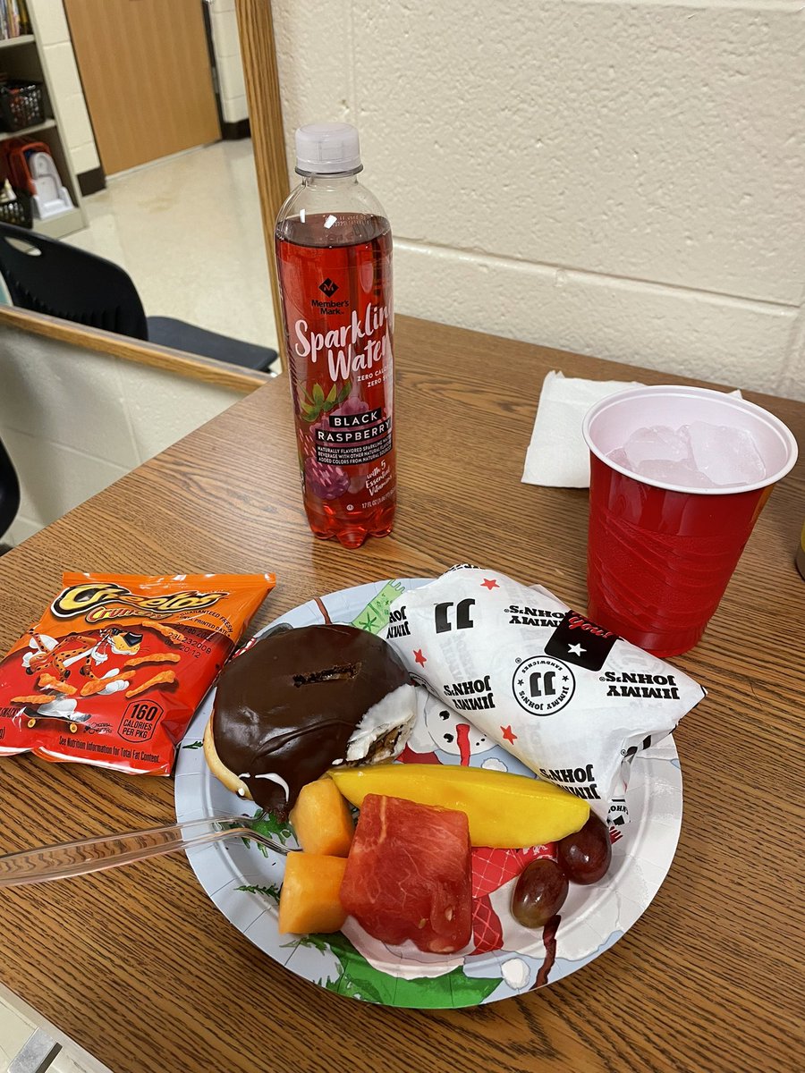 ms_gabel's tweet photo. A HUGE thank you to the PTA for providing a bountiful lunch today! We are so blessed! #glenoaksschool #GO12Days https://t.co/uIedN8wOTr