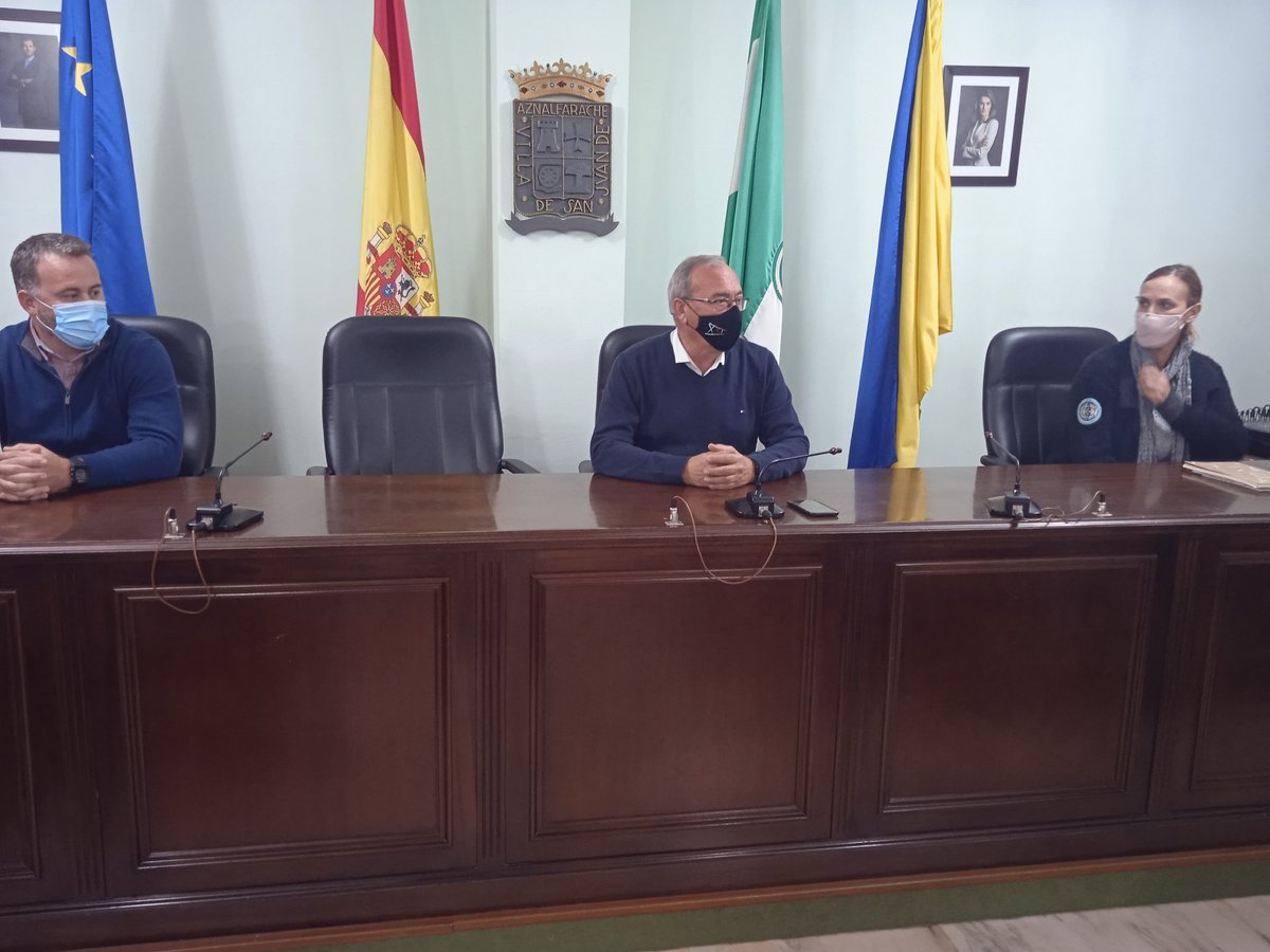 sjaznalfarache's tweet photo. El alcalde de San Juan, @FdoZamoraR y el delegado de Deportes @Claudiolorey mantienen una toma de contacto con la asociación de Fibromialgia y con la Fundación Declathon que va a firmar un convenio de colaboración con este colectivo sanjuanero https://t.co/NqCea9tObo