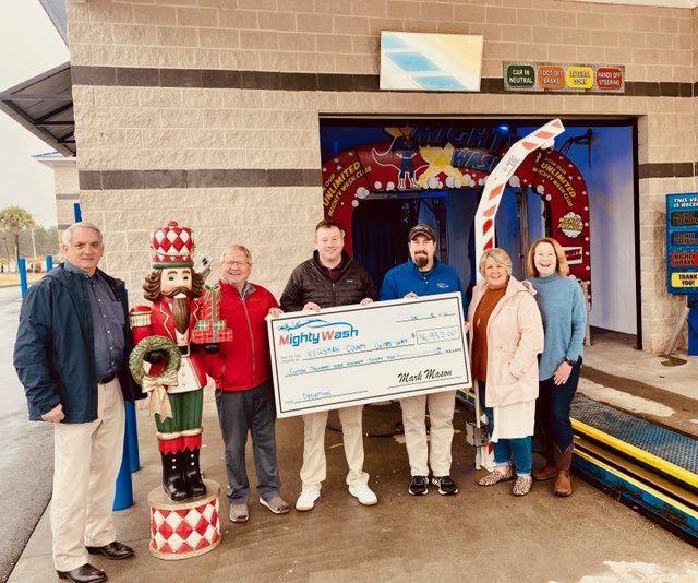 UnitedWayofKC's tweet photo. The United Way of Kershaw County thanks the Mighty Wash team, their customers in Lugoff and the Mark Mason, Lugoff automotive family for the awesome support. This donation will help our Mobile Nutrition Center feed so many people this holiday season! #mightywashautospa https://t.co/7TX6pUGKTo