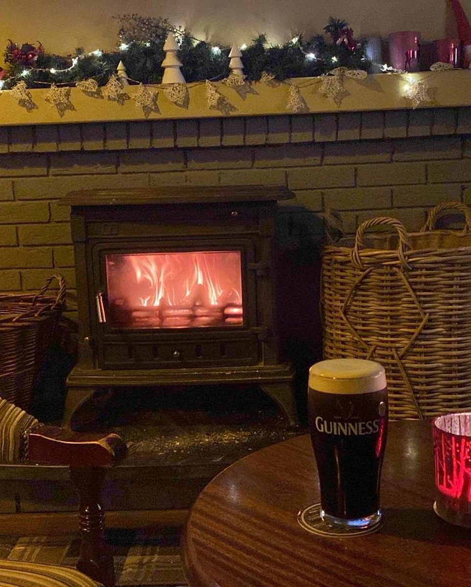 monaleengaa's tweet photo. Heading out over the festive period? 🎄🎄call up to the club for a drink , friendly faces and great atmosphere guaranteed. Open Thursday- Sunday , 6pm until close. See you there ….. https://t.co/J8ZleHfT0L