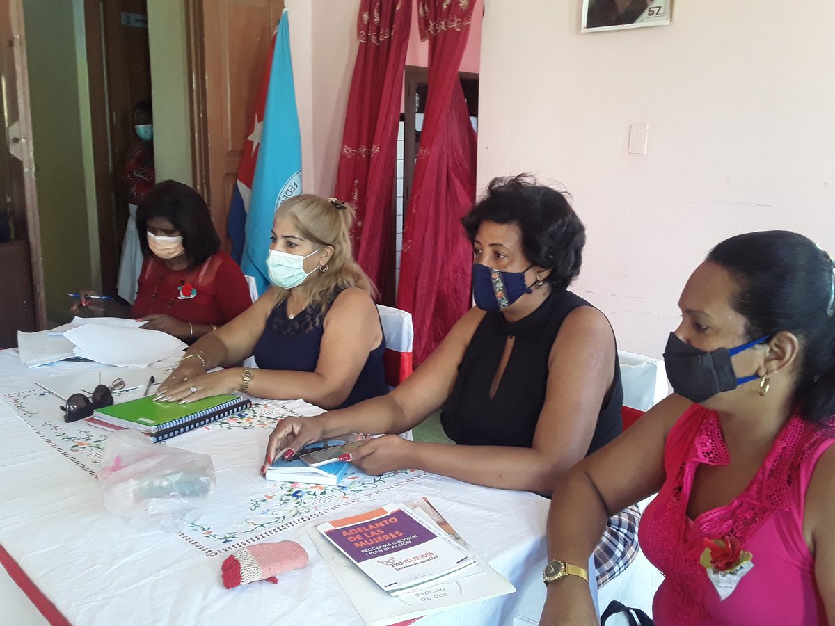 FmcCuba's tweet photo. Santiagueras en #CubaViveYRenace construyendo la isla desde su empeño...#MujeresConDerechos https://t.co/Qs6xeT4ALp