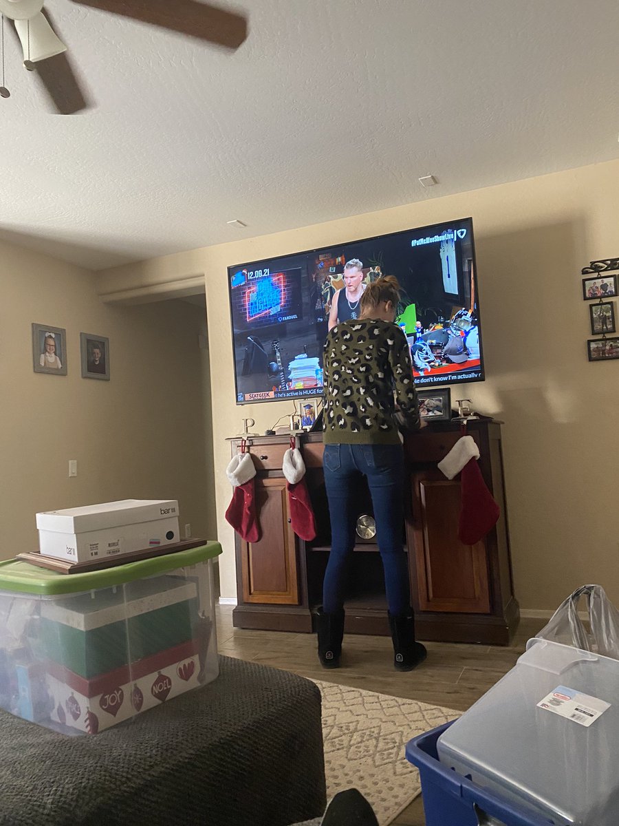 Chris_Sully0185's tweet photo. Clearly she doesn’t know there’s a big announcement coming in less than 10 mins! Dahnnn in front!! @PatMcAfeeShow @tyschmit @ToneDigz @BostonConnr @nickmaraldo @VivalaZito @BaileyMcComas @bubbagumpino @PMIMett https://t.co/OtJz7uPyGy