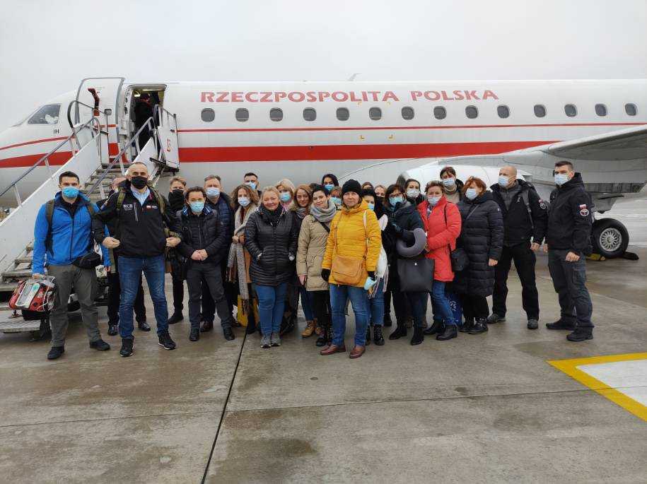 PLinNATO's tweet photo. Poland 🇵🇱 sends doctors and medical personnel P-MED to #Brussels to provide booster shots to the staff of #NATO HQ, vaccinated by 🇵🇱 medics earlier this year.

In the spirit of solidarity #Poland ensures business continuity of the Alliance &amp; reduces the impact of the pandemic. https://t.co/abfwykODgY