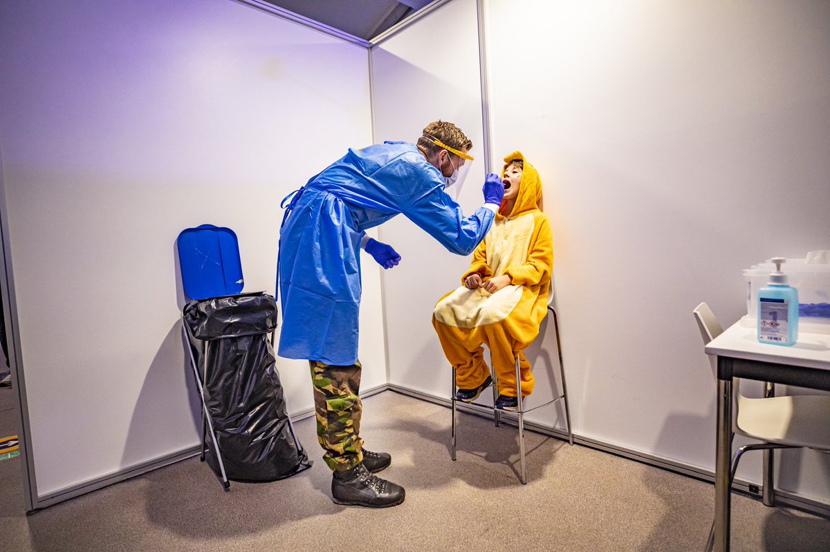 FotoRobVoss's tweet photo. Leger helpt met coronatesten. #defensie #ggd #corona #destentor #dpg #apeldoorn #coronatest #fotografie #luchtmobielebrigade https://t.co/rMy866siyr