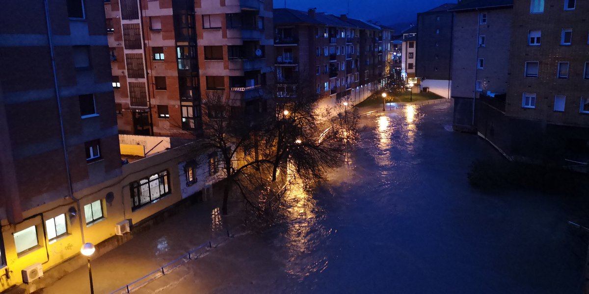 Dreamoongian's tweet photo. @Euskalmet @VOSTeuskadi @ecazatormentas #Mungia    #Uholdea #Butroi sigue lloviendo a mares, el río desbordado y sigue subiendo. https://t.co/Ku3fMf3czj