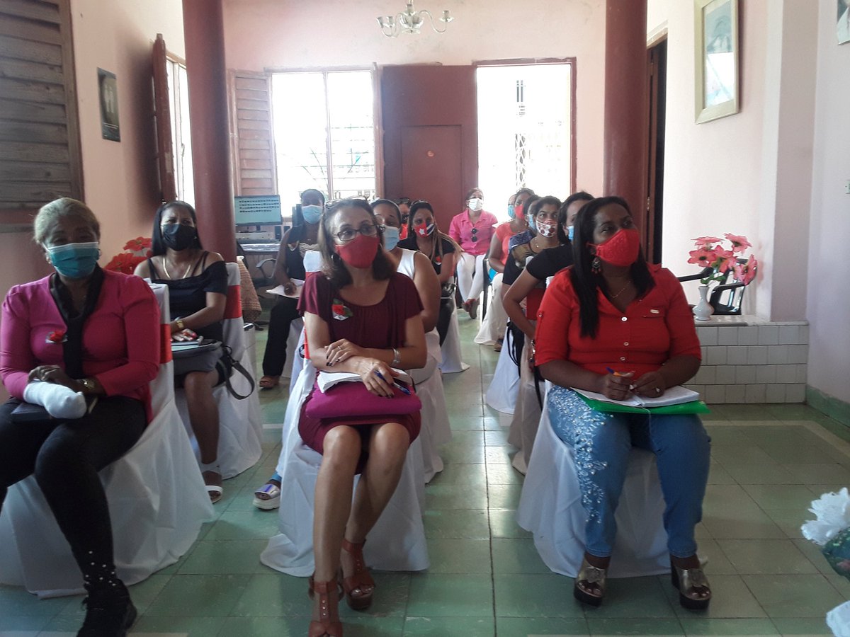 FmcCuba's tweet photo. Santiagueras en #CubaViveYRenace construyendo la isla desde su empeño...#MujeresConDerechos https://t.co/Qs6xeT4ALp