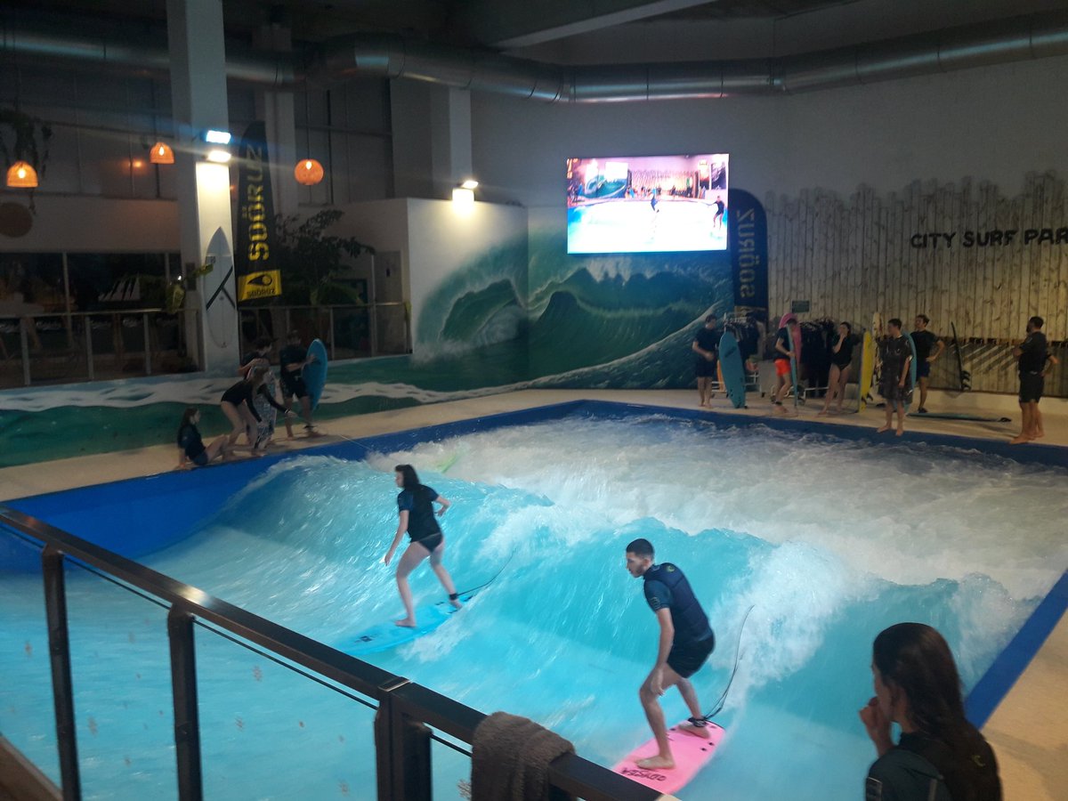 Cours de surf sous 27°C au <a href="/CitySurfPark/">City Surf Park</a> avant le match OL/Rangers #OLRFC