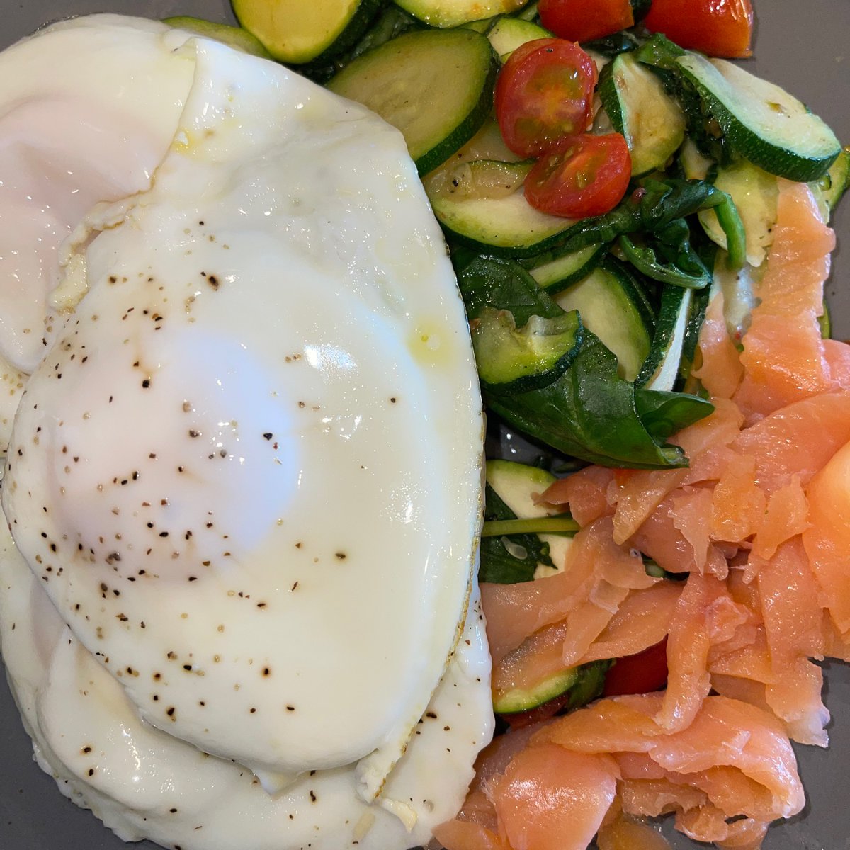 A well-balanced breakfast plate:
Smoked salmon 
3 eggs
Zucchini, spinach, arugula and grape tomatoes

🍳🥬🍅🐟

So good!
#healthybreakfast #healthyeatinghabits #breakfastmadesimple #healthyfitnesslifecoach