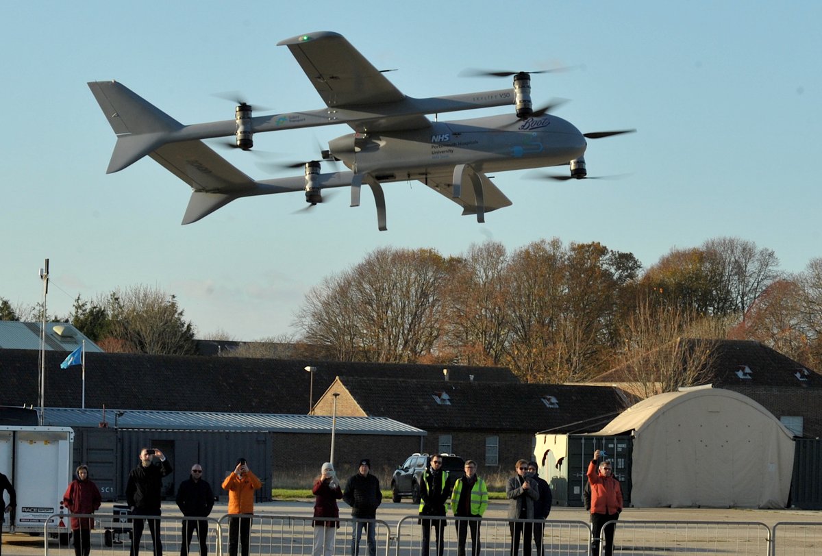 BritishArmy's tweet photo. Alongside @NHSuk and a drone company we have collaborated to support cancer sufferers on the Isle of Wight.

The civilian drones, based at @7AirDefence, slashed the medical supply delivery time from 4-5 hours to 30 minutes. 

Read more: https://t.co/glXT2CXLhC

#Innovation #Drone https://t.co/ItIsw6Sqsv