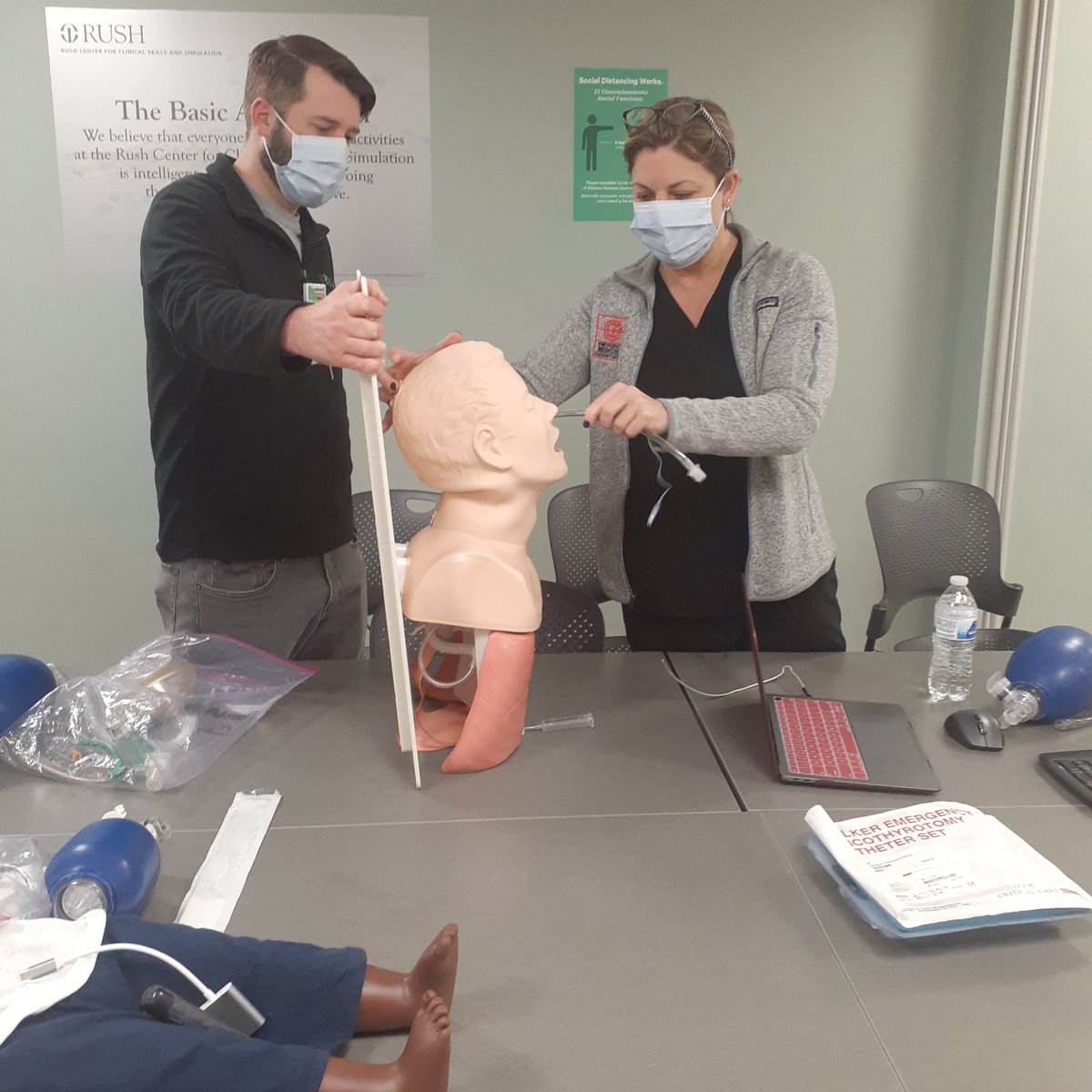 RushSimCenter's tweet image. During the @AirwayOnDemand  session, Dr. Segel provides one-on-one advanced education to a participant. #Simulation #RushSimCenter #AirwayOnDemand