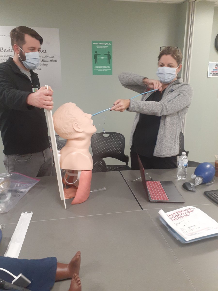 RushSimCenter's tweet image. During the @AirwayOnDemand  session, Dr. Segel provides one-on-one advanced education to a participant. #Simulation #RushSimCenter #AirwayOnDemand