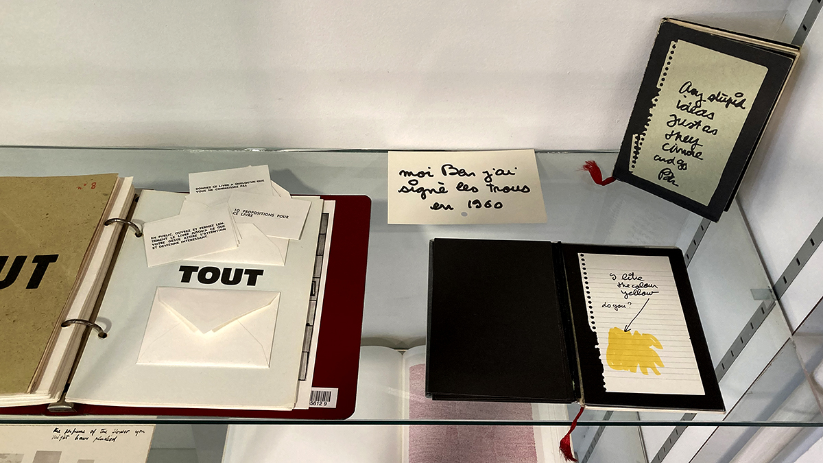 mamc_st_etienne's tweet photo. 📚 La Bibliothèque Jean Laude a sélectionné des livres d’artistes dans le cadre de l'exposition "L'Énigme autodidacte".
📍 À découvrir au 1er étage du Musée le lundi, mercredi, jeudi et vendredi de 14 h à 18 h. 
#lenigmeautodidacte #MAMCExpositions #ben #emmakunz #taniamouraud https://t.co/woUFQe6Nao