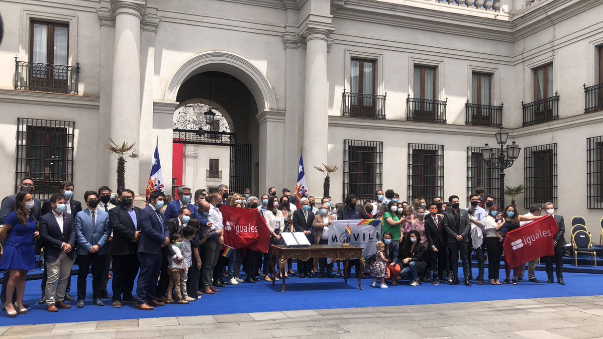SubseDDHH's tweet photo. En un Día Histórico para nuestro país 🌈👨‍👨‍👧‍👧👨‍👨‍👦‍👦 se promulga Ley de #MatrimonioIgualitario

Presidente @sebastianpinera acompañado autoridades y representantes de la Sociedad Civil firma la nueva ley 👏🏼👏🏼👏🏼

#AmorEsAmor🏳️‍🌈🏳️‍⚧️ https://t.co/VSWWI6eOIe