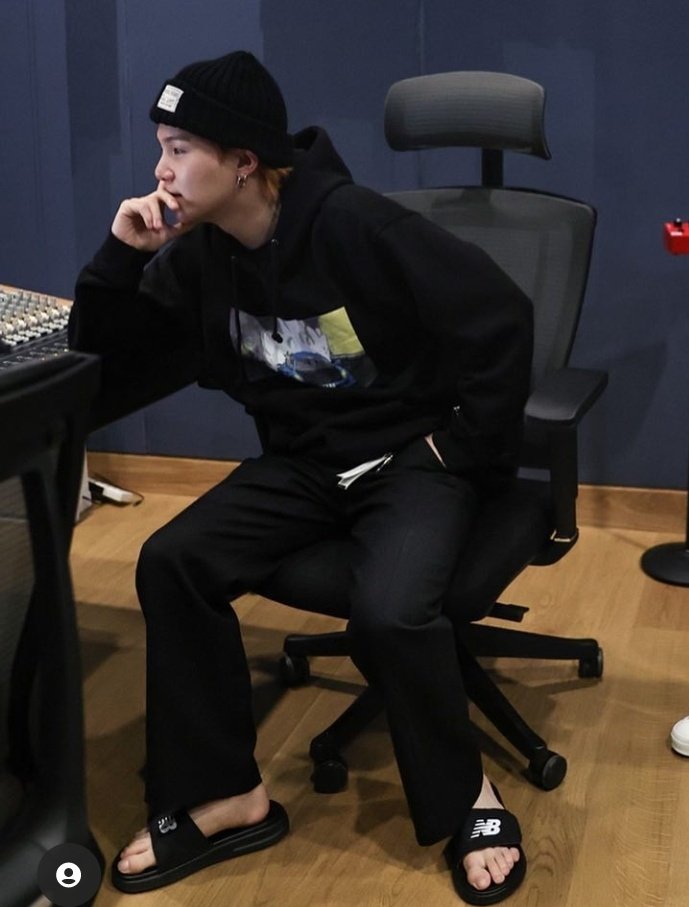 vanteccino's tweet photo. Prod. SUGA is so sexy for this. Imagine his thoughts while taking this pic "yea this is yoongi suga and the agust d right here!" SO COOL https://t.co/s5uvyVNsnb
