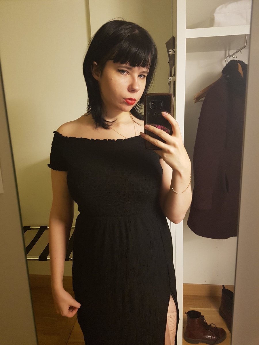 MinxtressIsa's tweet photo. A simp said I was giving of Morticia vibes today, I'm not sure I agree 🤔

What vibes to I give off to you?

💸 findom femdom queer altdomme curvy domme https://t.co/cWkAZS63Rq