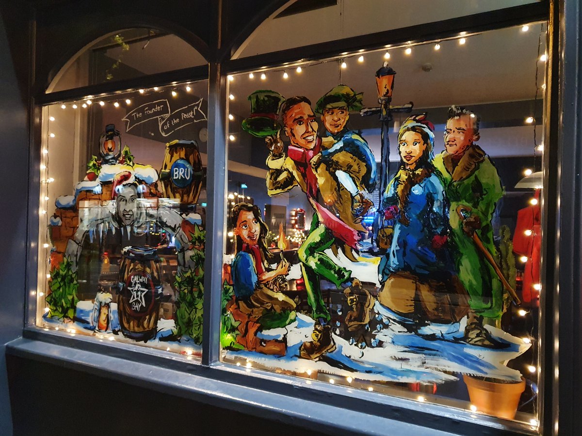 Some cool Christmas decorations caught my eye, so I naturally had to go inside the <a href="/blacksheepdub/">Black Sheep</a> just for one.