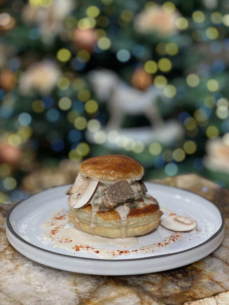 cyril_lignac's tweet photo. Vol-au-vent de volaille et crème de truffe, on le fait ensemble à 18h40 sur @M6 ! #tousencuisine https://t.co/pbD5aWkvtd