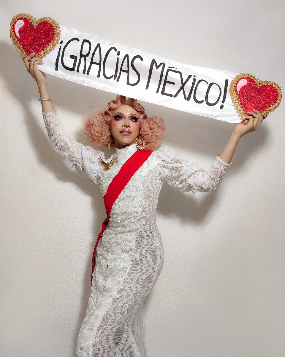 cpherart's tweet photo. ❤️🇲🇽GRACIAS MÉXICO 🇲🇽❤️
Porque desde que pisé su tierra no he dejado de recibir su amor y cariño. Gracias por disfrutar de lo que hago con pasión y por acompañarme en esta aventura que no acaba. ✨

EL DRAG NO TIENE FRONTERAS 🙌❤️ VIVA EL DRAG LATINOAMERICANO! ❤️ https://t.co/UusAETkDL9
