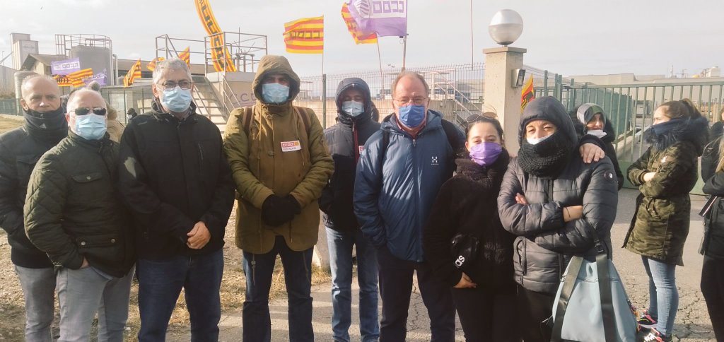 FICCOOBCNES's tweet photo. 🫀Hoy hemos acompañado a los compañeros y compañeras de #Avidel para reivindicar que toda la plantilla pase a la empresa directa que gestiona el matadero.
✊🏼Hay que terminar ya con la lacra de las empresas multiservicio y los falsos autónomos en el sector cárnico‼️
#OrgullCCOO https://t.co/fQ0skyOKEI