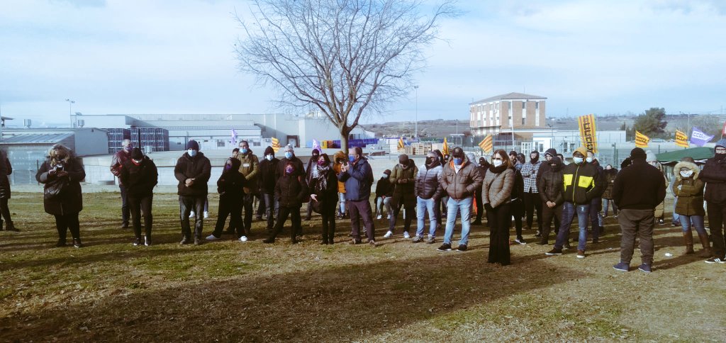 FICCOOBCNES's tweet photo. 🫀Hoy hemos acompañado a los compañeros y compañeras de #Avidel para reivindicar que toda la plantilla pase a la empresa directa que gestiona el matadero.
✊🏼Hay que terminar ya con la lacra de las empresas multiservicio y los falsos autónomos en el sector cárnico‼️
#OrgullCCOO https://t.co/fQ0skyOKEI