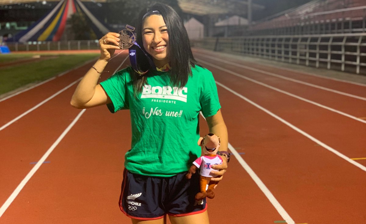diegovegarojas's tweet photo. ✍️🇨🇱 Laura Acuña, la deportista que ganó una medalla para Chile en Cali y que celebró con polera de @gabrielboric: "Representar al 'Team Chile' y darle un bronce es amar al país. Y yo quiero que Chile avance, no que retroceda", dice en @ASChile.      https://t.co/QqNPCpCKZw https://t.co/rVUtZ7l0bS