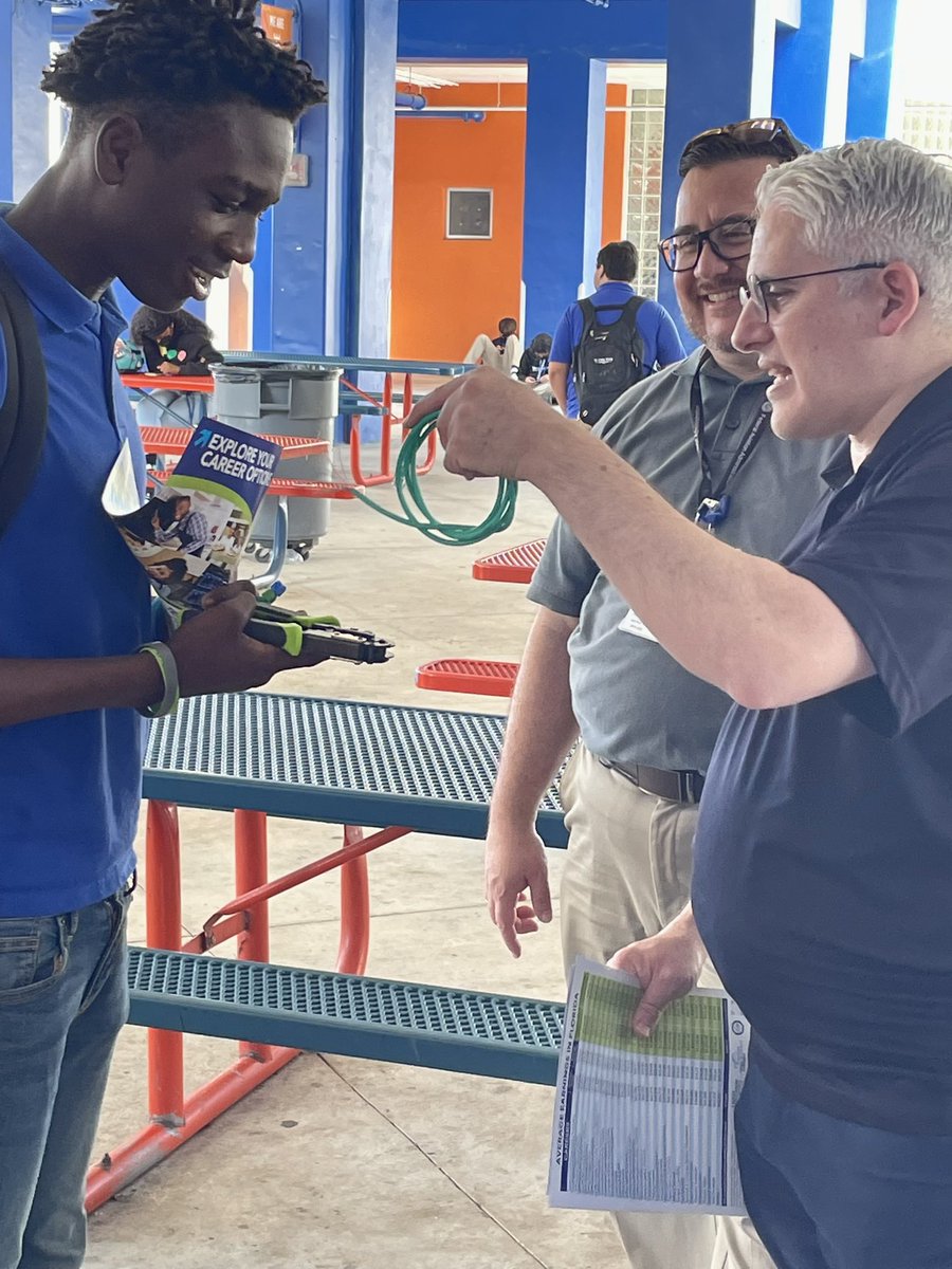 Mr. Gonzalez and Mr. Hecht showing @HMLSrHighSchool student Lamar how to make an Ethernet cable. #collegefair #BuildingAutomationSystems @DADorseyTC @MDCPSOperations