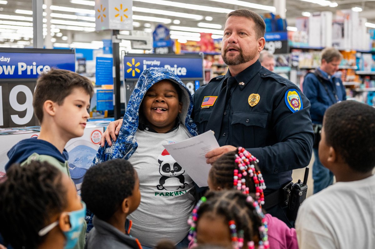tupeloschools's tweet photo. Shop With A Cop with @tupelopolice and @Walmart is always a special event, and today was no different. #TPSD https://t.co/FtRx1ICnNm