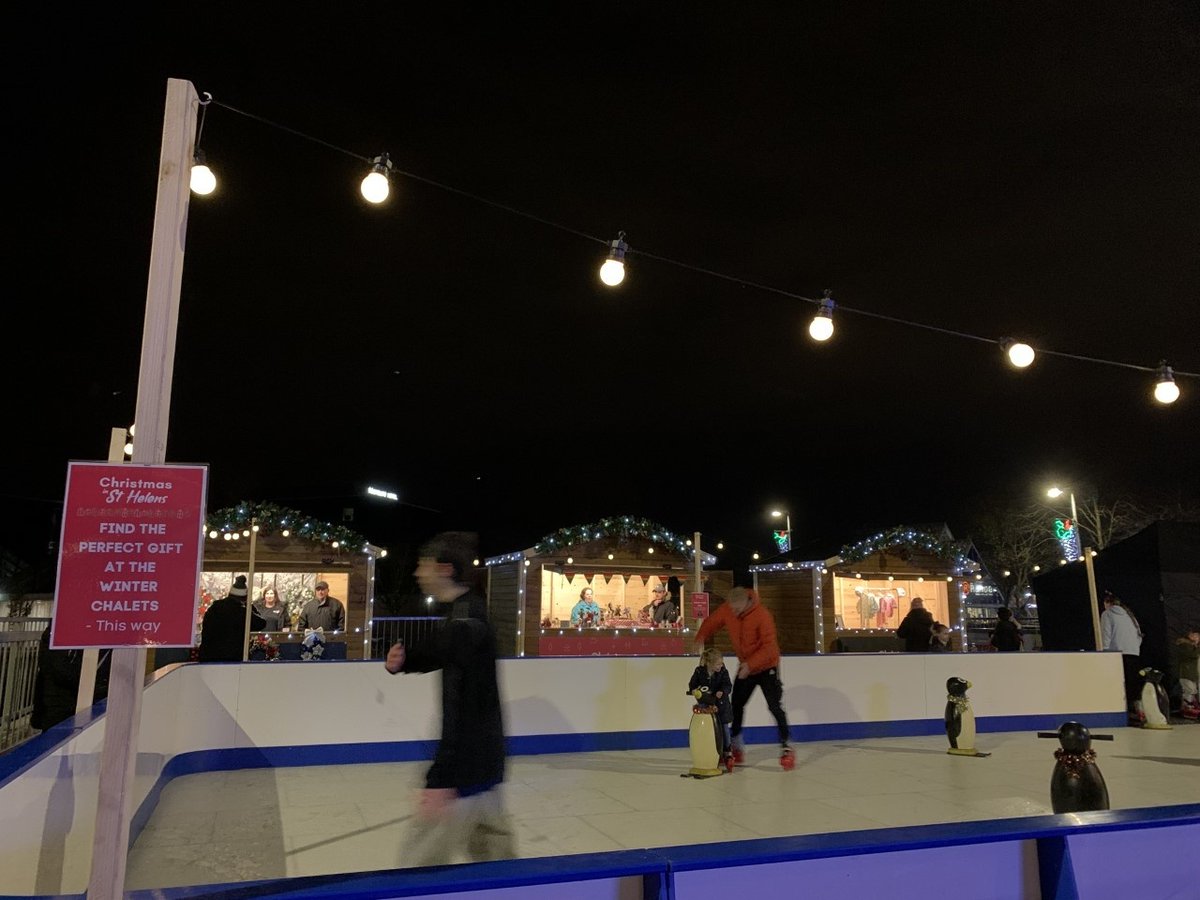 StHelensMayor's tweet photo. St Helens' winter village on #ChalonWay is looking great! I really recommend going if you are in #StHelens for food & drink, fun activities & Christmas shopping - I bought a lovely festive gift from one of the market traders🛍️
I had a great time thanks!🎄🎁 #ChristmasInStHelens https://t.co/JN5BEjNFuH