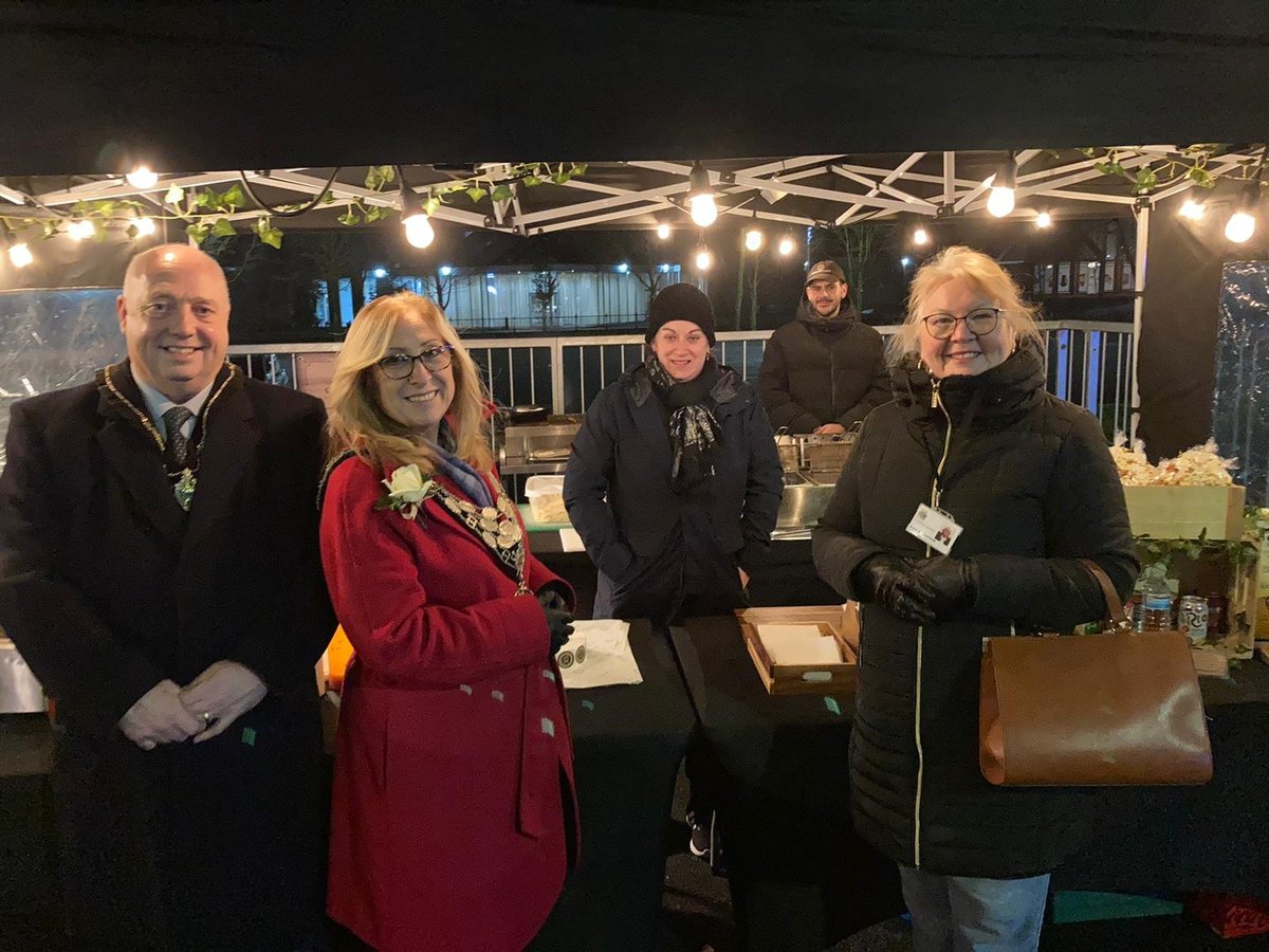 StHelensMayor's tweet photo. St Helens' winter village on #ChalonWay is looking great! I really recommend going if you are in #StHelens for food & drink, fun activities & Christmas shopping - I bought a lovely festive gift from one of the market traders🛍️
I had a great time thanks!🎄🎁 #ChristmasInStHelens https://t.co/JN5BEjNFuH