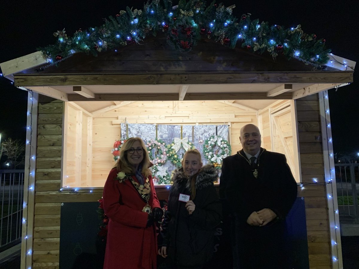 StHelensMayor's tweet photo. St Helens' winter village on #ChalonWay is looking great! I really recommend going if you are in #StHelens for food & drink, fun activities & Christmas shopping - I bought a lovely festive gift from one of the market traders🛍️
I had a great time thanks!🎄🎁 #ChristmasInStHelens https://t.co/JN5BEjNFuH