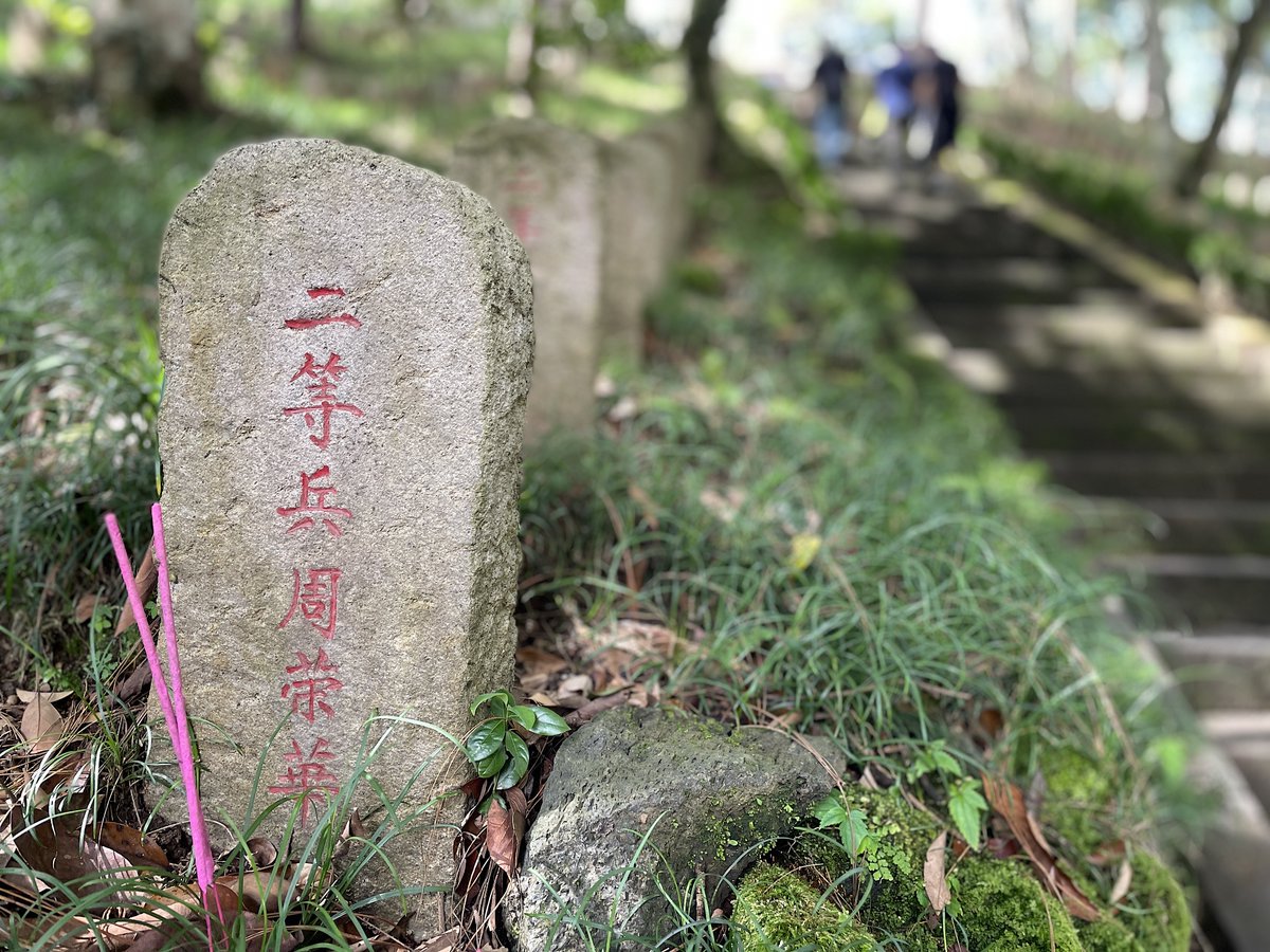PaulSalopek's tweet photo. Chinese troops, advised & supplied by Americans, died together in #Yunnan, #China. I found a war cemetery in the Tengchong city where they are memorialized together. The #BurmaRoad was no backwater front: It tied down 600,000-750,000 Japanese & kept China from being overrun. 11/ https://t.co/QRtCuWIxMH