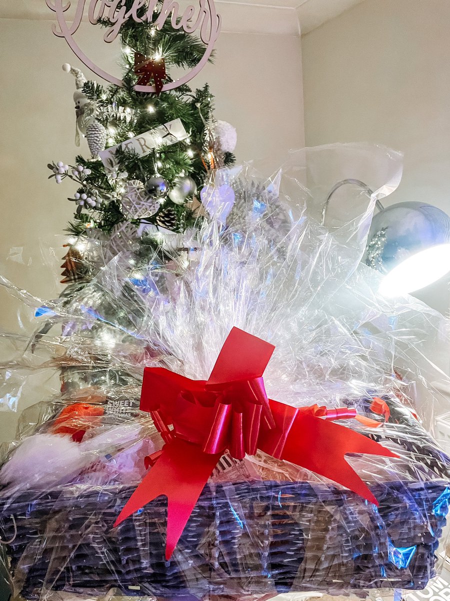 Thanks to the lovely team at <a href="/smiletrainuk/">Smile Train UK</a> for spoiling me with another beautiful Christmas hamper 🥰🎄

I cannot wait to join in this evening at your free virtual Carol Concert 🎤 bit.ly/31BCfrY

Well done guys!