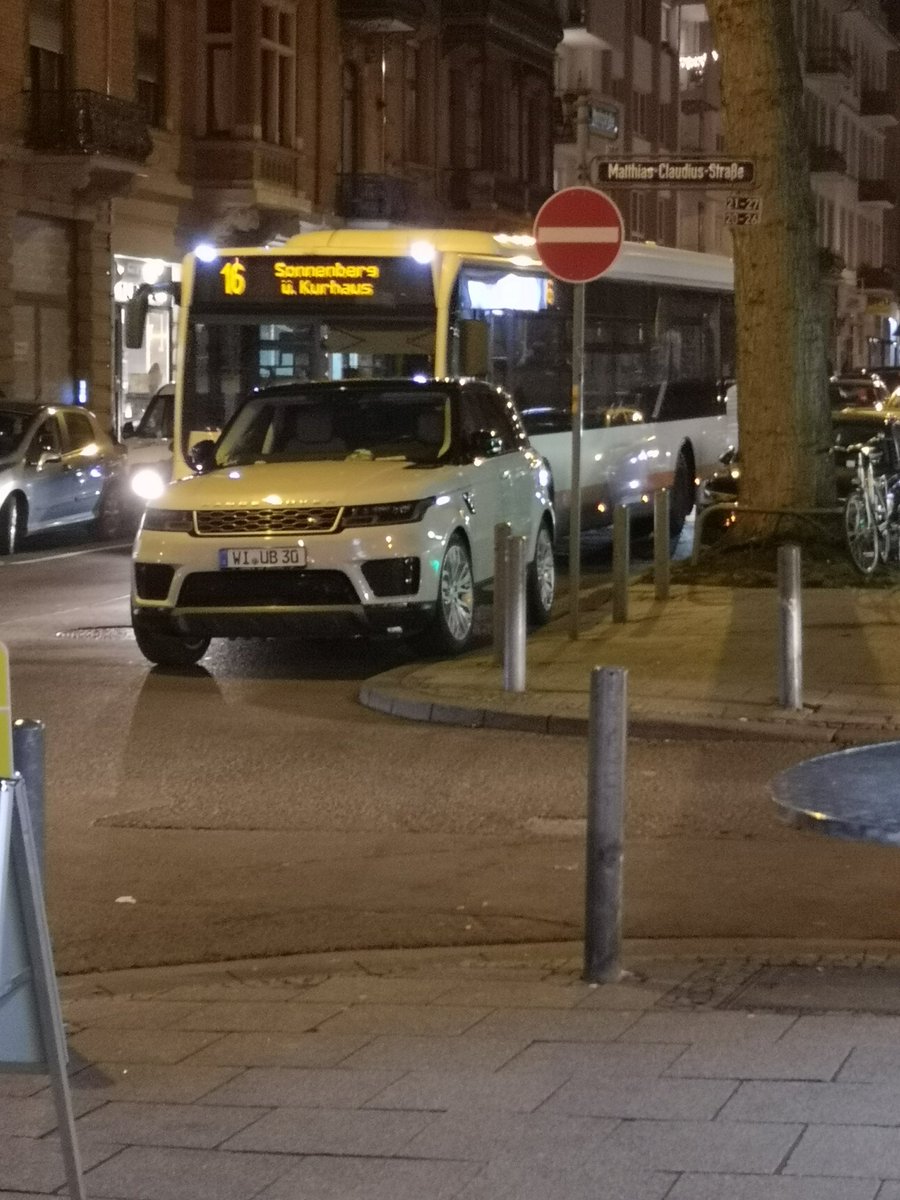 mrcler89's tweet photo. @Stadt_Wiesbaden @autoidioten  Ein Symbolbild für: "mir sind die Menschen um mich herum vollkommen egal. Straße durch mich uneinsehbar und ich blockiere den Verkehr? Pfff." https://t.co/pSVi7TO6XF