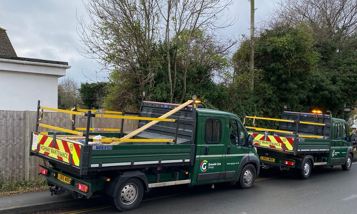groundscareuk's tweet photo. Our teams out doing urgent highway fence repairs following damage caused by #stormbarra

#groundsmaintenance #fencerepairs #landscapemaintenance https://t.co/SmvdxMw9Wz
