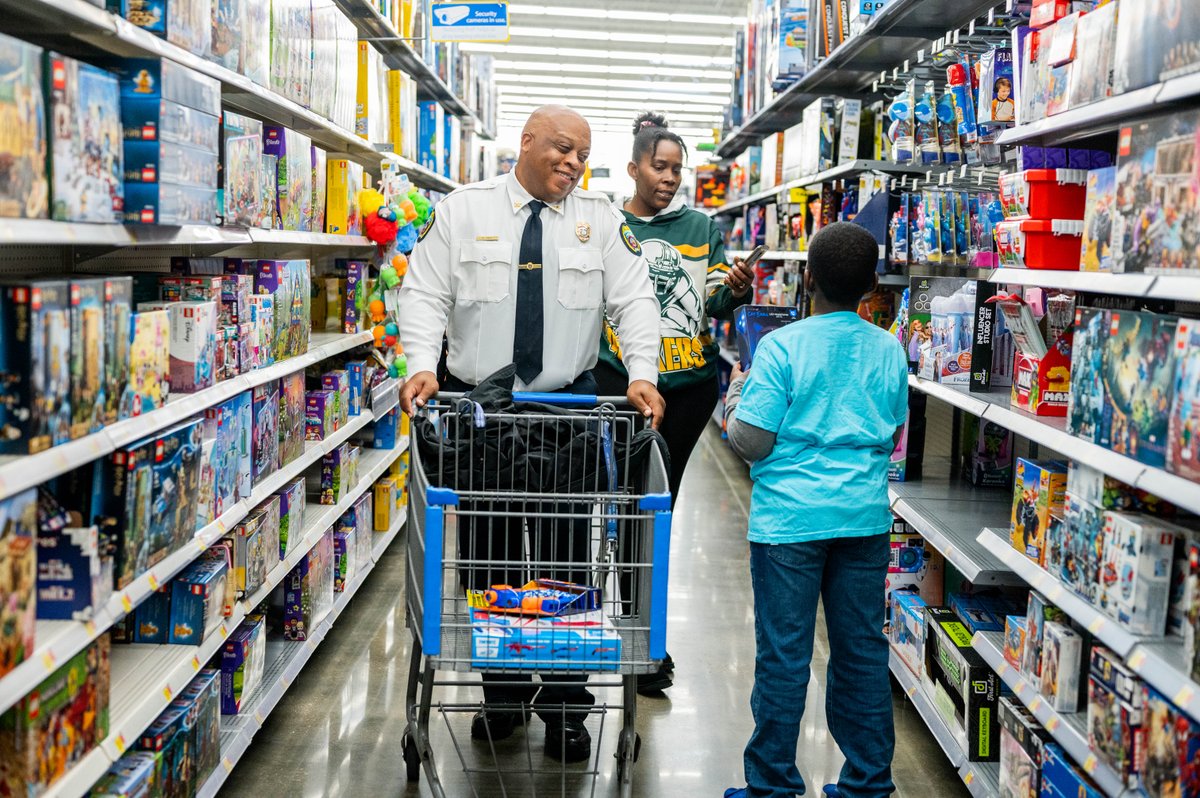 tupeloschools's tweet photo. Shop With A Cop with @tupelopolice and @Walmart is always a special event, and today was no different. #TPSD https://t.co/FtRx1ICnNm