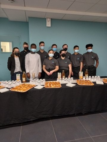 LPRostrenen's tweet photo. Les élèves du CAP production service restauration du @lprostrenen ont participé (service à table) à l'organisation du forum des professionnels de santé  en centre Bretagne #acrennes #mairierostrenen #cckb https://t.co/i6oQqYYRco