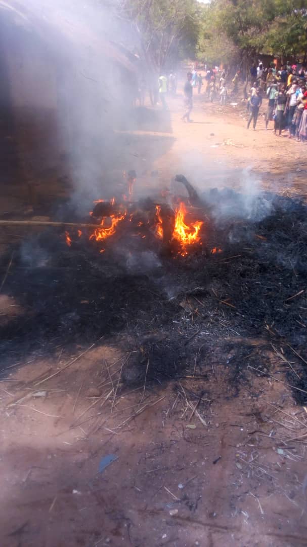 Je condamne 
 Le major #Nkamihoze ne mérite pas ça , il a été le seul a être soutiré ds le véhicule du cortège des @FARDC_off par des jeunes #Lweba avant d'être tué sauvagement et brûlé vif. Son unique péché c le faite d'être #Munyamulenge .
<a href="/Presidence_RDC/">Présidence RDC 🇨🇩</a>