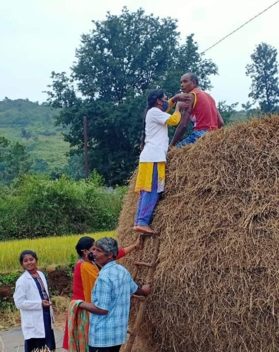 selvachidambara's tweet photo. கோரோனாவிற்கு எதிரான போர்
வைக்கோல்
போர்
என்றாலும்
ஏறி போடுவோம் தடுப்பூசி 👏👏👏🙏🙏🙏 https://t.co/k47hB4cUbN