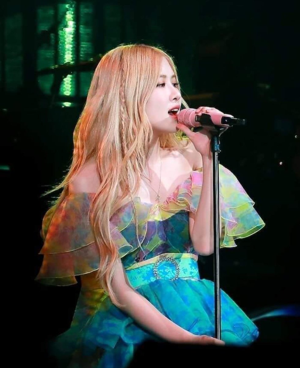 NOTE🚨🚨: Twitter will not close until 11/12 so there are 2 days left everyone try to tweet and retweet on this platform so tweet right this is our last chance fighting
I vote #MAMAVOTE #rosé
