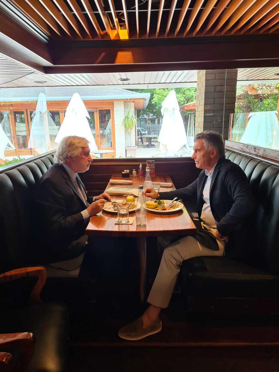 pabloduggan's tweet photo. Mauricio Macri y el procurador general de la provincia de Buenos Aires Julio Conte Grand. Hoy en Kansas. https://t.co/q4iWv0SPox