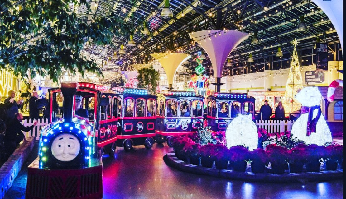 If you’re making your weekend plans watch for the <a href="/ChristmasBureau/">Christmas Bureau</a>  volunteers at <a href="/glow_edmonton/">Glow Edmonton</a> at the  EXPO Centre.  
They will be there operating coat check.
Sat, Dec 11 - 11am to 10pm
Sun, Dec 12 - 11am to 9pm
Donate: christmasbureau.ca/ways-to-help/d… 
#yeg #glowyeg #christmasbureau