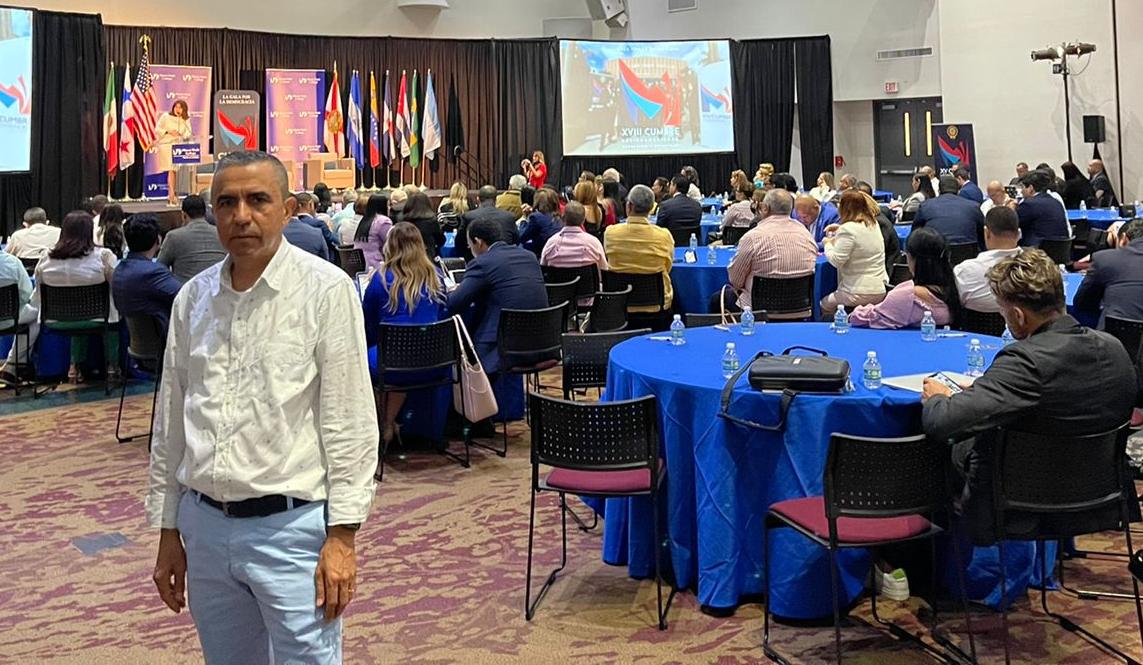 AlcaldiaDosq's tweet photo. El alcalde Diego Ramos participa de la XVII Cumbre Latinoamericana Democracia y Desarrollo que se cumple en Miami, donde se evalúan las mejores prácticas de gobernanza y comunicación pública. https://t.co/T7OYS9mt9F https://t.co/lvSMfpvEWV
