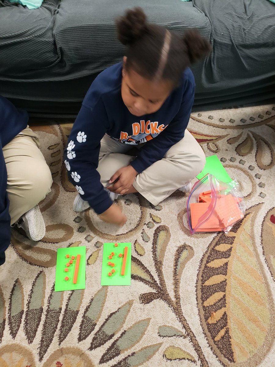 ERD4thgrade's tweet photo. Nothing like using manipulatives to solve division problems! @DicksonTigers https://t.co/u4Wieei04A