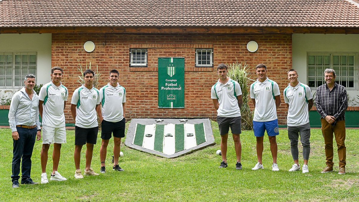 CAB_oficial's tweet photo. ¡Jugadores de nuestro Fútbol Juvenil firmaron su primer contrato con Banfield! 🟢⚪

Conocelos ➡️ https://t.co/dBKydrepjI

¡Felicitaciones! 👏🏼 https://t.co/StxKrRYNNQ
