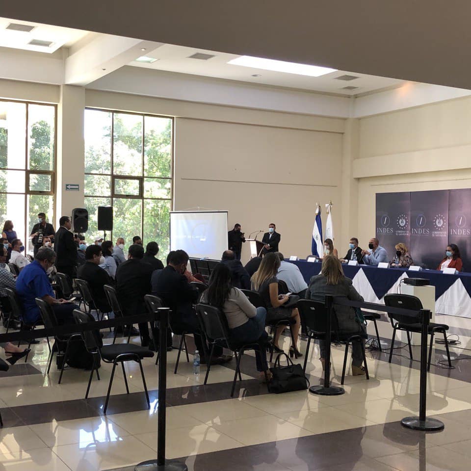 Esta mañana nuestro Presidente, Steve Ágreda, asistió a la Asamblea General del INDES. Primera vez que SAAIF tiene participación en representación como ente rector del deporte de fútbol americano en El Salvador.