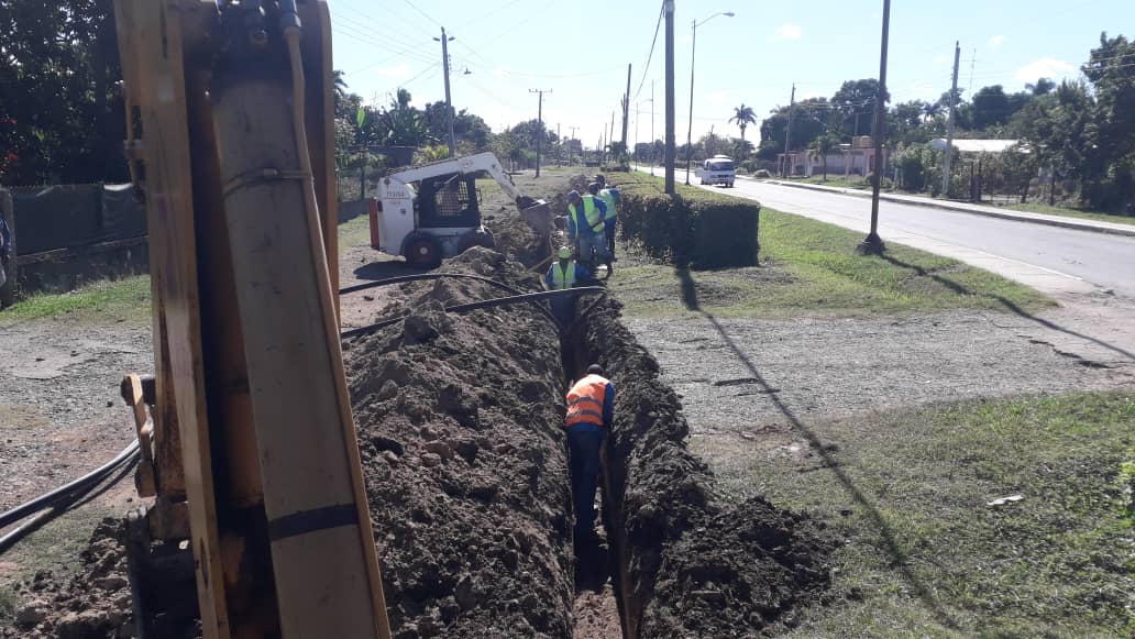 EmpresaCubatel's tweet photo. Brigada de zanjado de #CubatelSAenlaInformatización construyendo soterrado telefónico, para interconexión por fibra óptica de sitios de interés en municipios de la provincia de Cienfuegos. #CubatelSA @MINCOMCuba @GEIC_DICE @AriDeCuba @ManuelBandera11 https://t.co/52jFVhzB7O
